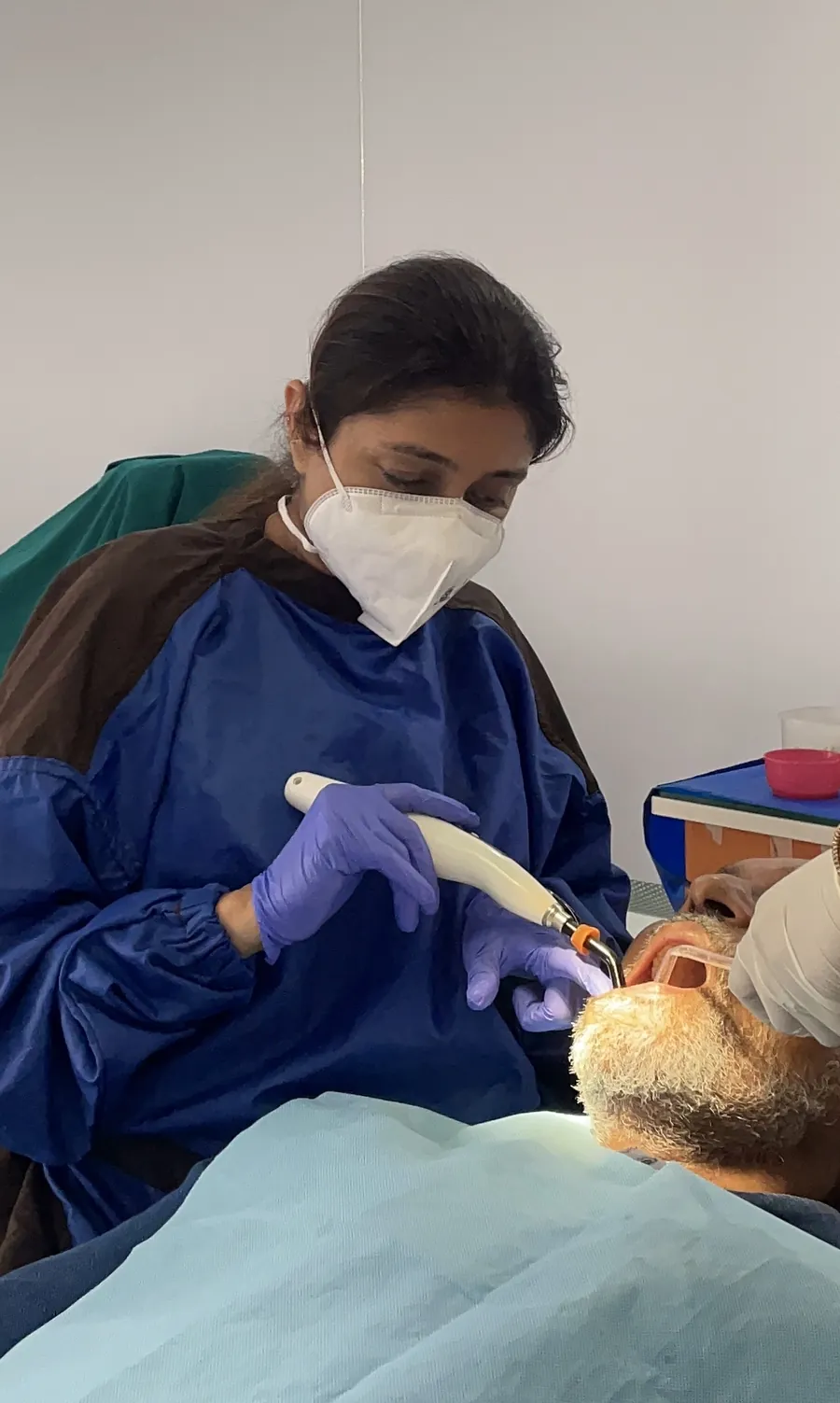 Dr. Puja Bansal treating a patient’s tooth at the Viman Nagar clinic